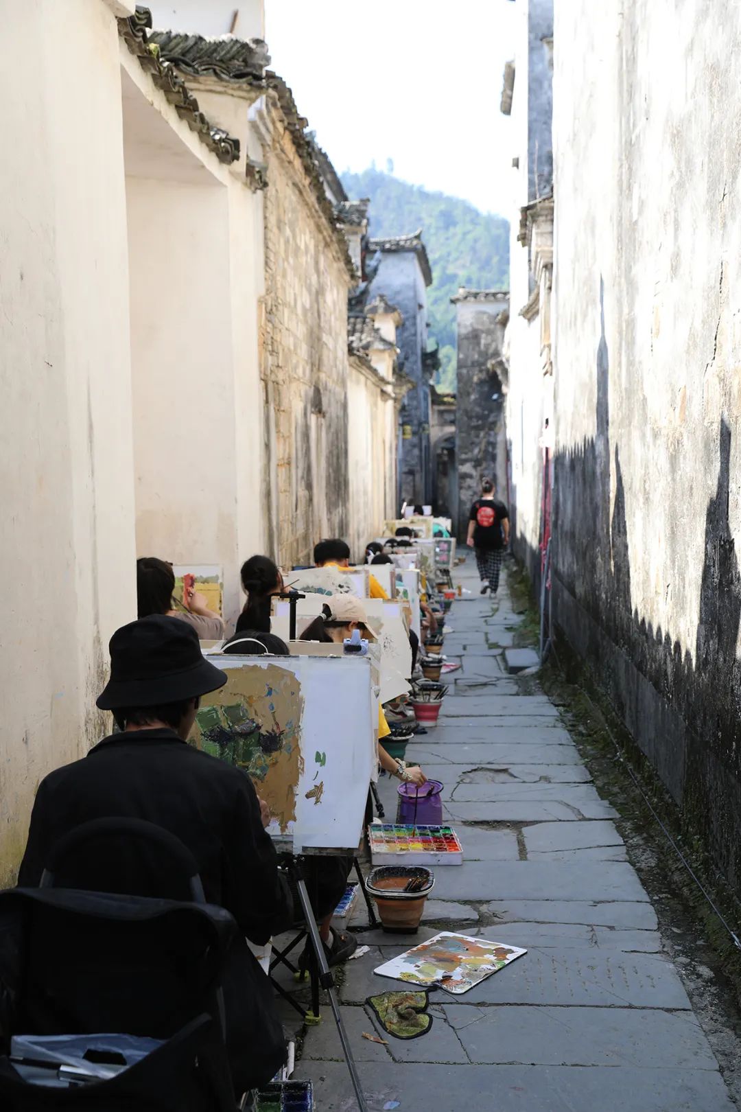 西递古村喜迎疫后写生高峰