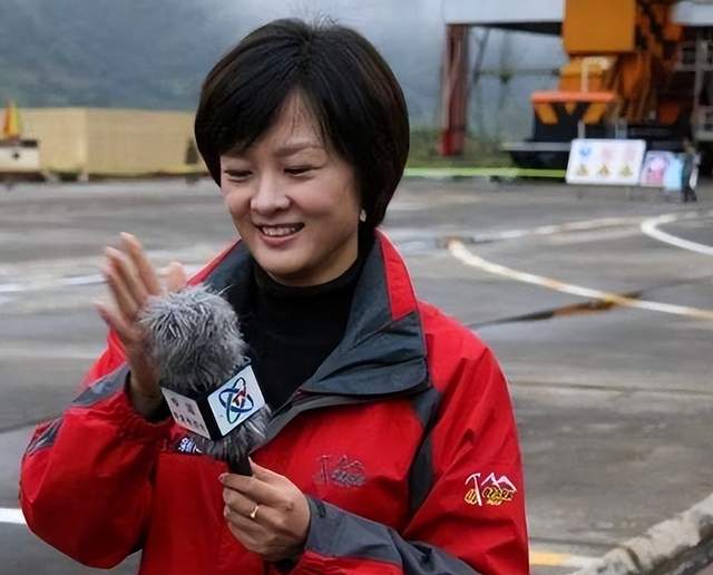 央视主持人李小萌:低调结婚生女,回归家庭带女儿,如今她幸福吗