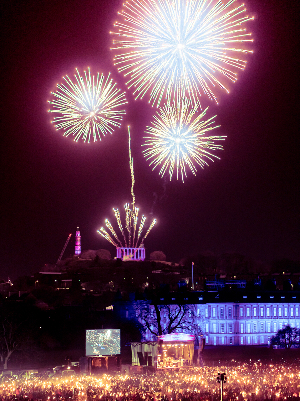 苏格兰庆祝新年的叫做hogmanay,而昨晚的火把节,是象征着整个跨年拉开