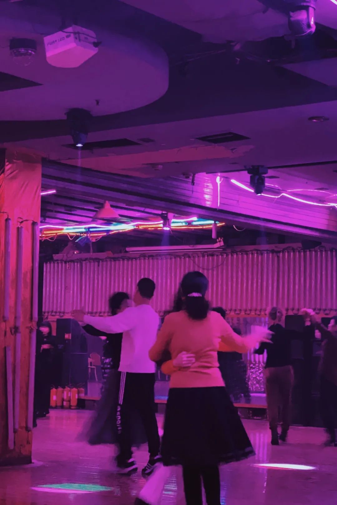 男士10元女士免费郑州女孩误入复古舞厅2分钟后仓皇而逃