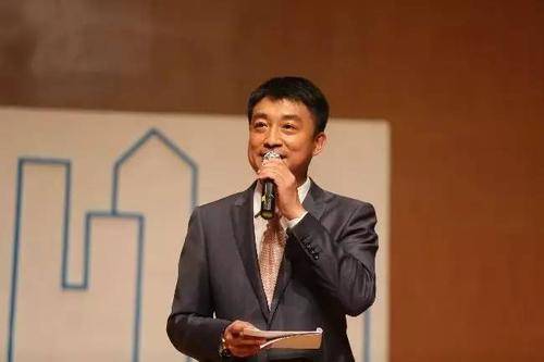 原深圳卫视主持人董超:容颜苍老开直播,人气冷清好心酸