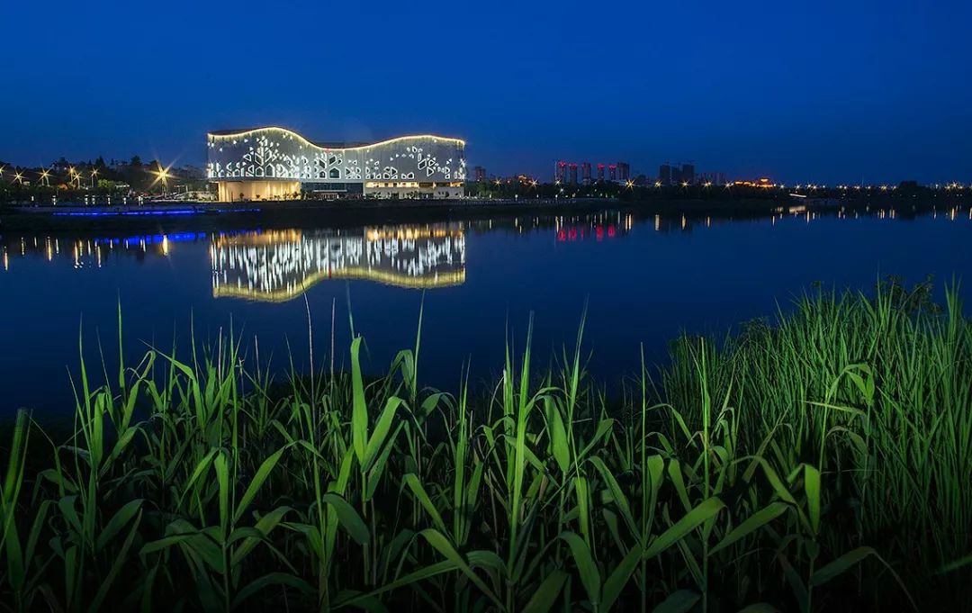 宛陵湖取自宣城古名"宛陵",宛陵湖景区与"兹山亘百里,合沓与云齐"的