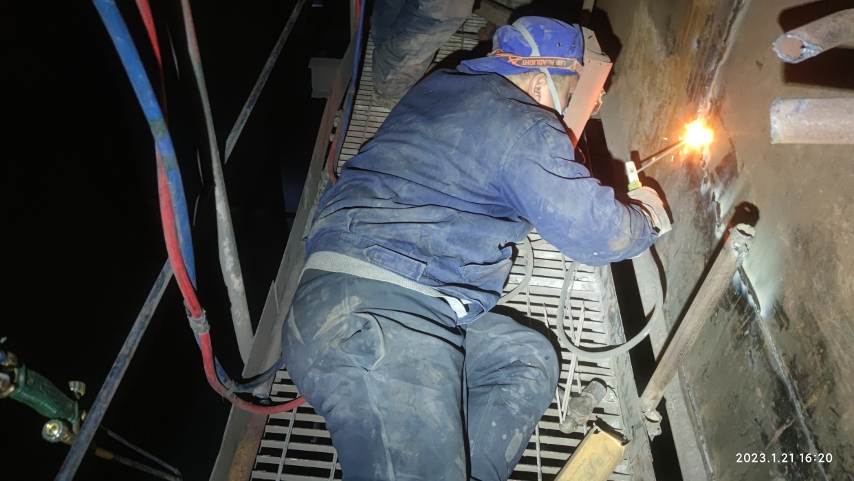 紧急抢修!这群维修工在60多度的锅炉炉膛里奋战27小时