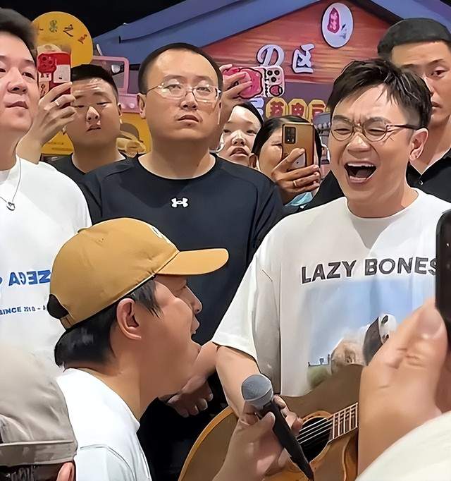 黄渤和大鹏宣传电影《封神》,保镖却意外抢镜,肌肉壮硕又魁梧