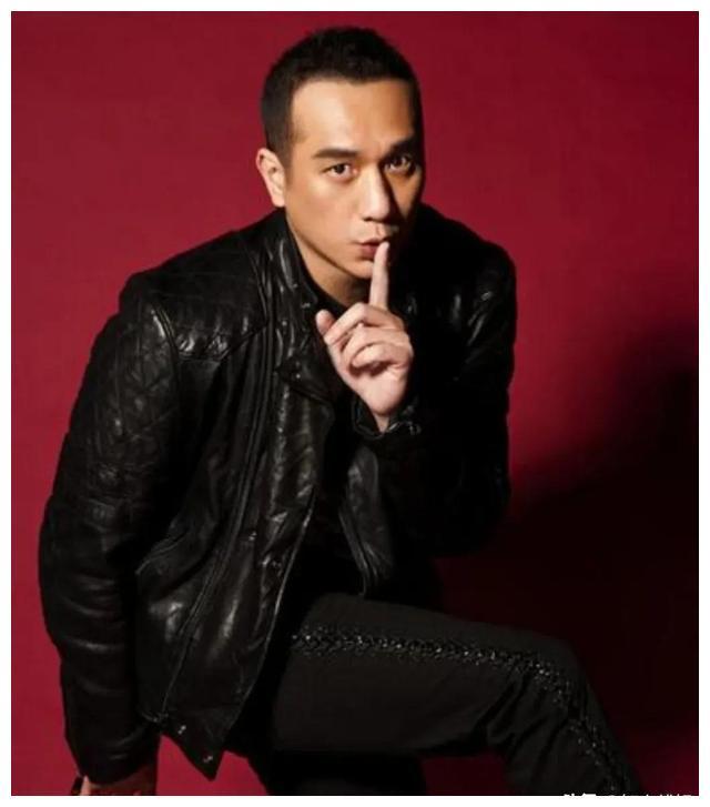 胡军黄觉李现同框亮相,各展魅力!黑色西装搭配见证不凡风采!