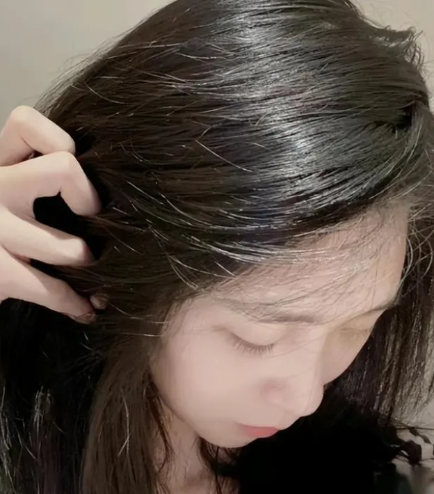 女生每次洗完头,多做4件事情,不仅发量会增加,发质也会变好
