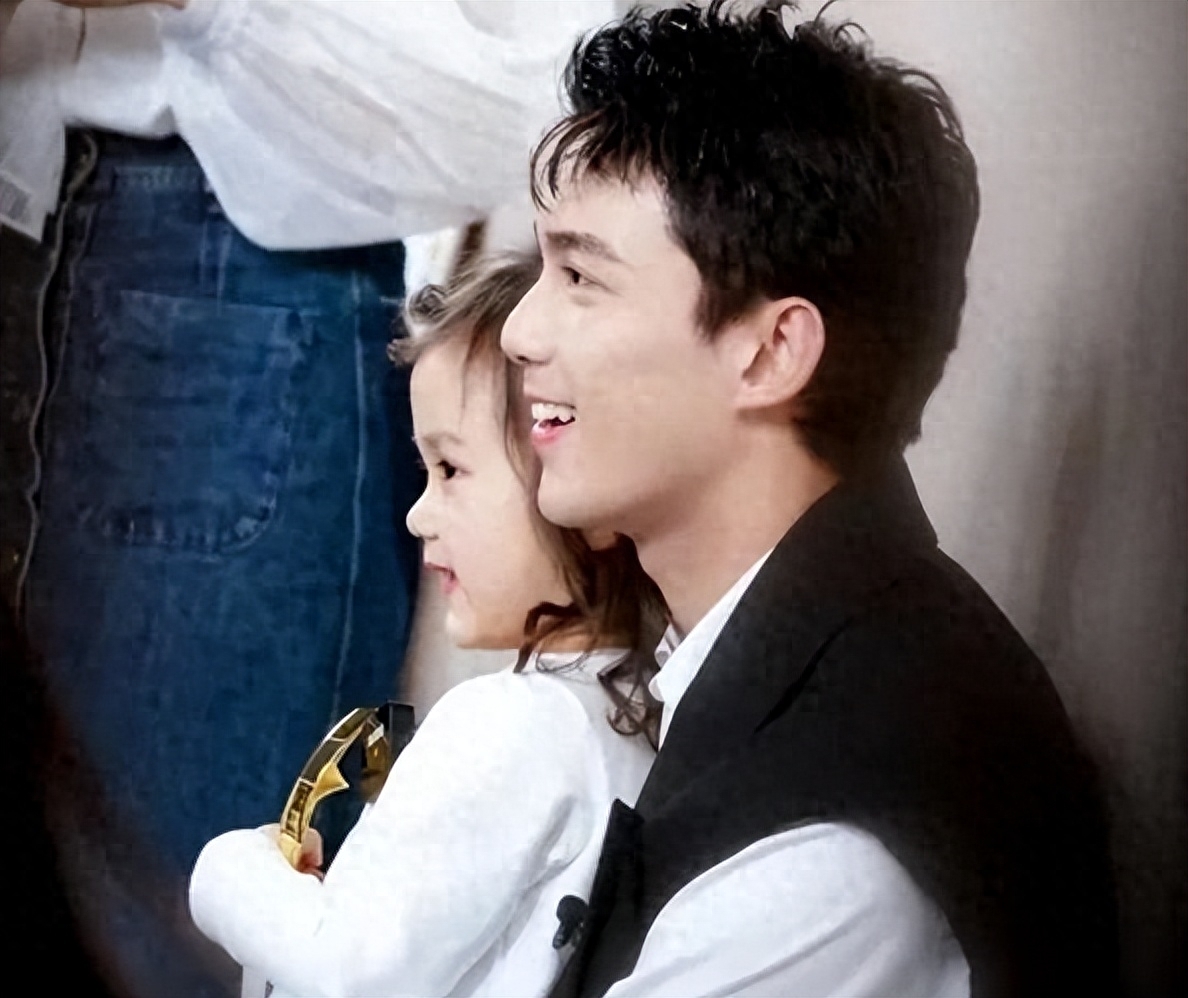 吴磊的帅气确实有些许"奇怪",这很可能源于他的薄嘴唇,以及他那较短的