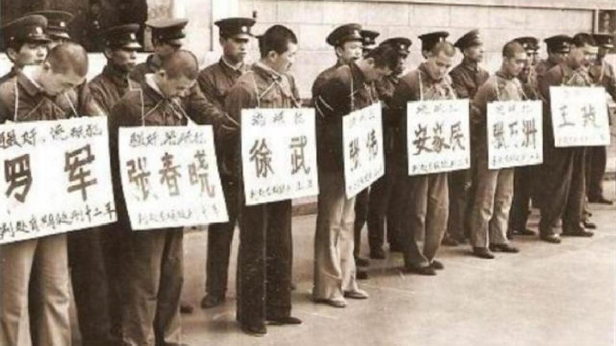 1983年,唐山菜刀队抢劫砍伤解放军战士,2个月后50人被枪决