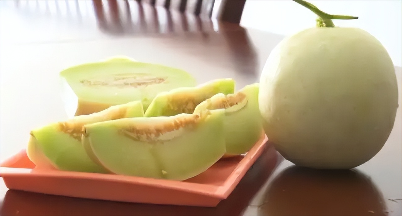 雪奶香1号甜瓜有着高颜值外表,搭配甜甜的内心,俘获吃货们的心