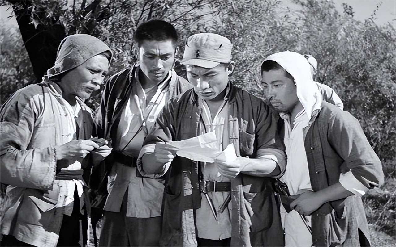 1942年,日本女间谍卧底八路军游击队,一次洗脚让她露出狐狸尾巴