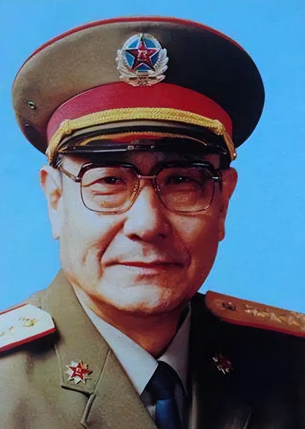 他是国军俘虏,被连长选中加入解放军,35年后做军长,成连长上级