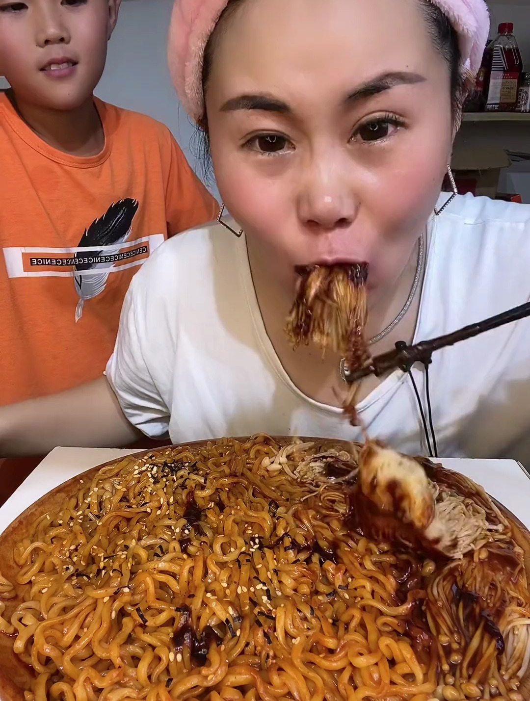 美食吃播:今天又是火鸡面,金针菇哦!