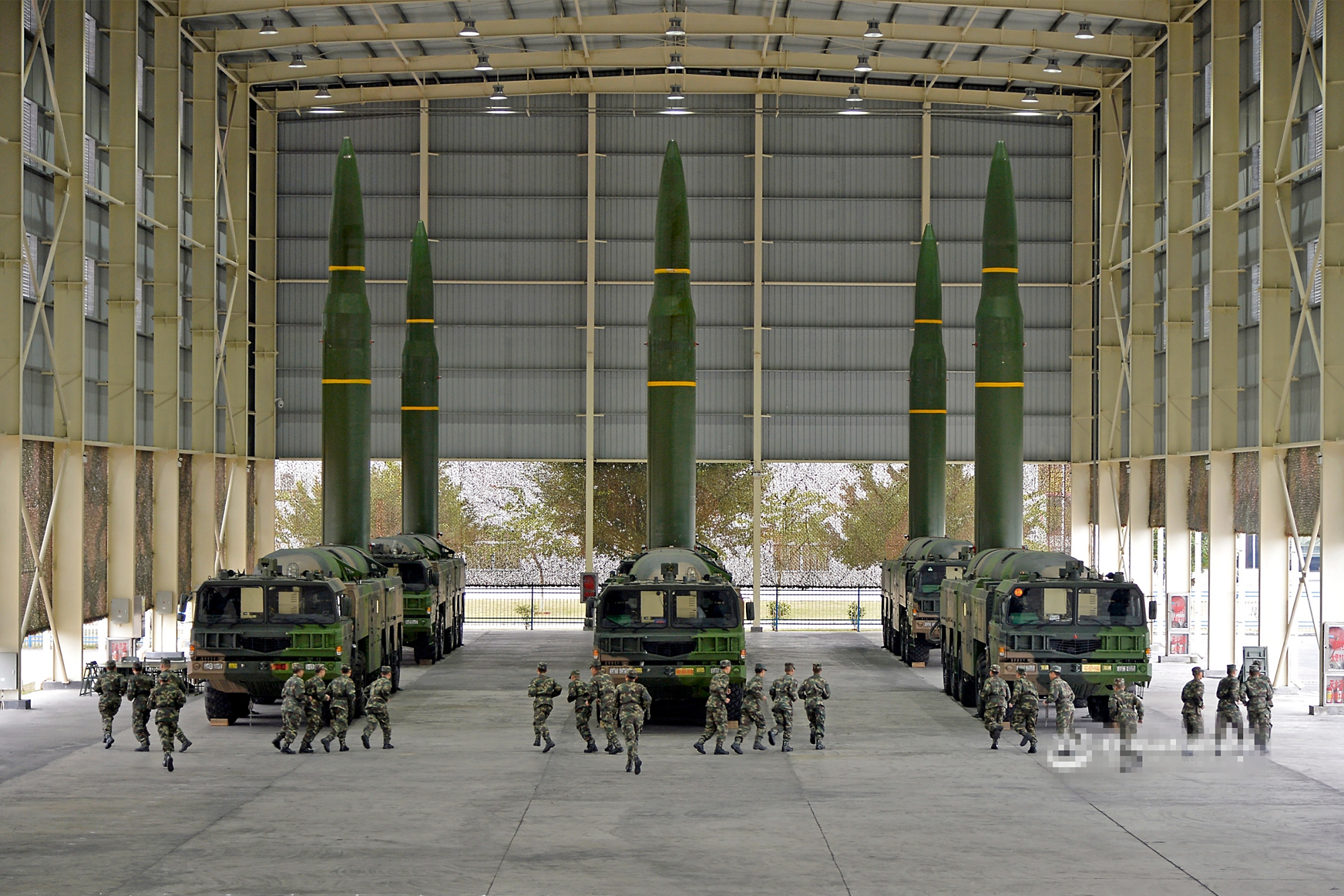 逢敌亮剑!12枚东风15导弹集体亮相,警告某些势力勿踩红线