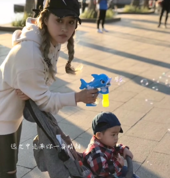 孙侨潞26岁冥诞,妈妈登录女儿账号发文庆生,晒海边照想念女儿