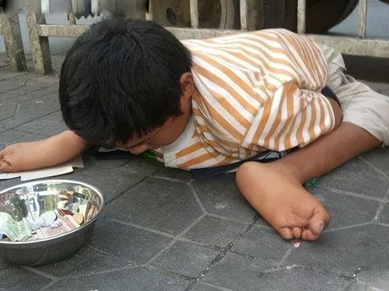 "眼球被挖,敲断四肢":被人贩子拐走的孩子究竟经历了什么?