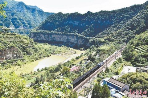 列车驶过磨滩站