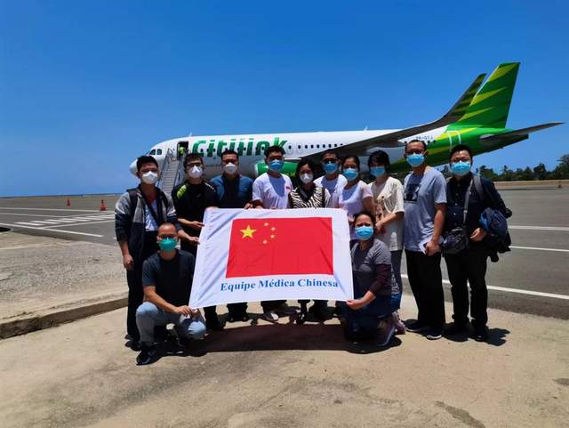 爱洒异邦 四川省肿瘤医院张轲与他在东帝汶的家人们