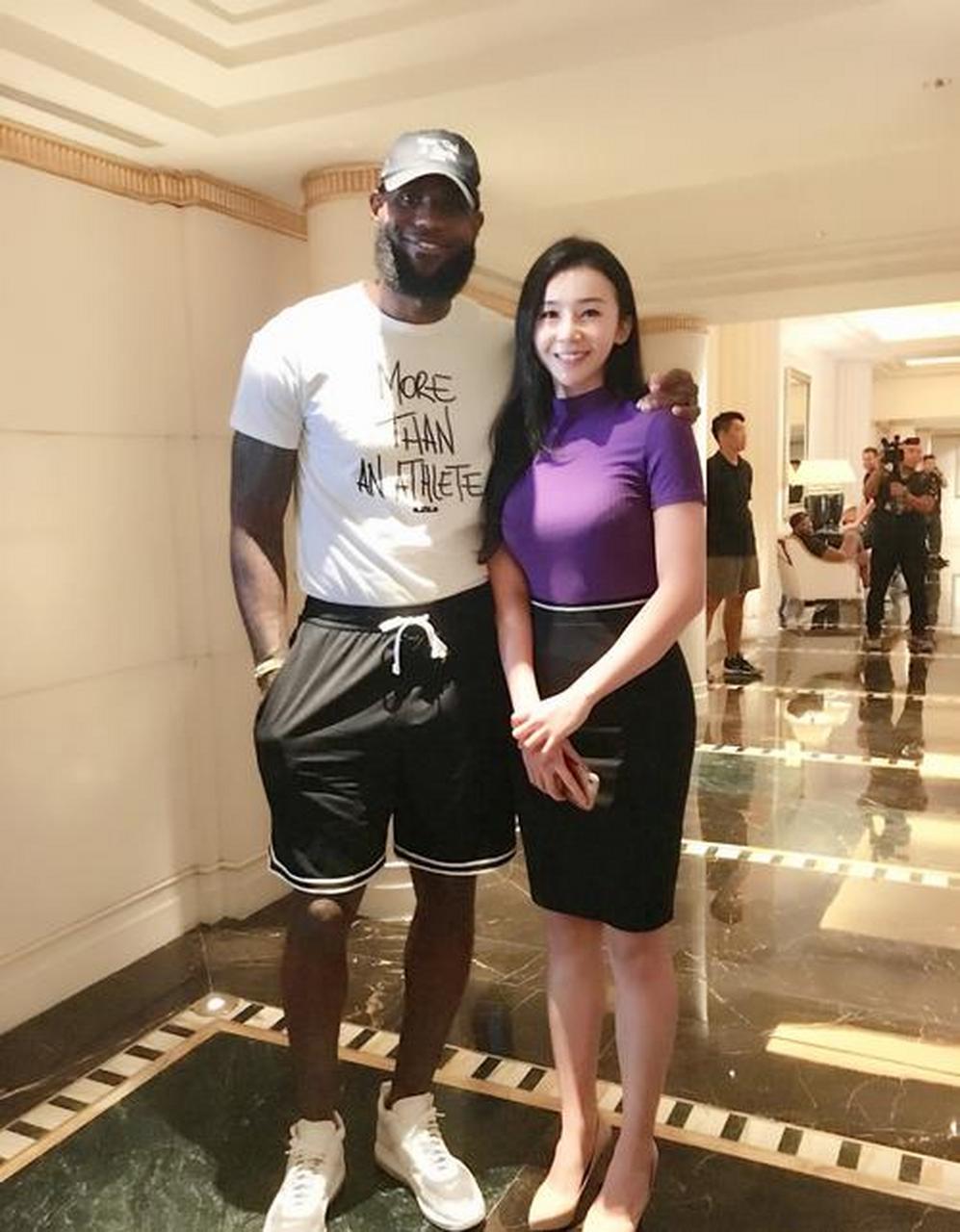 詹姆斯认为最美nba记者是张曼源(左图) 库里认为最美nba记者宫河麻耶