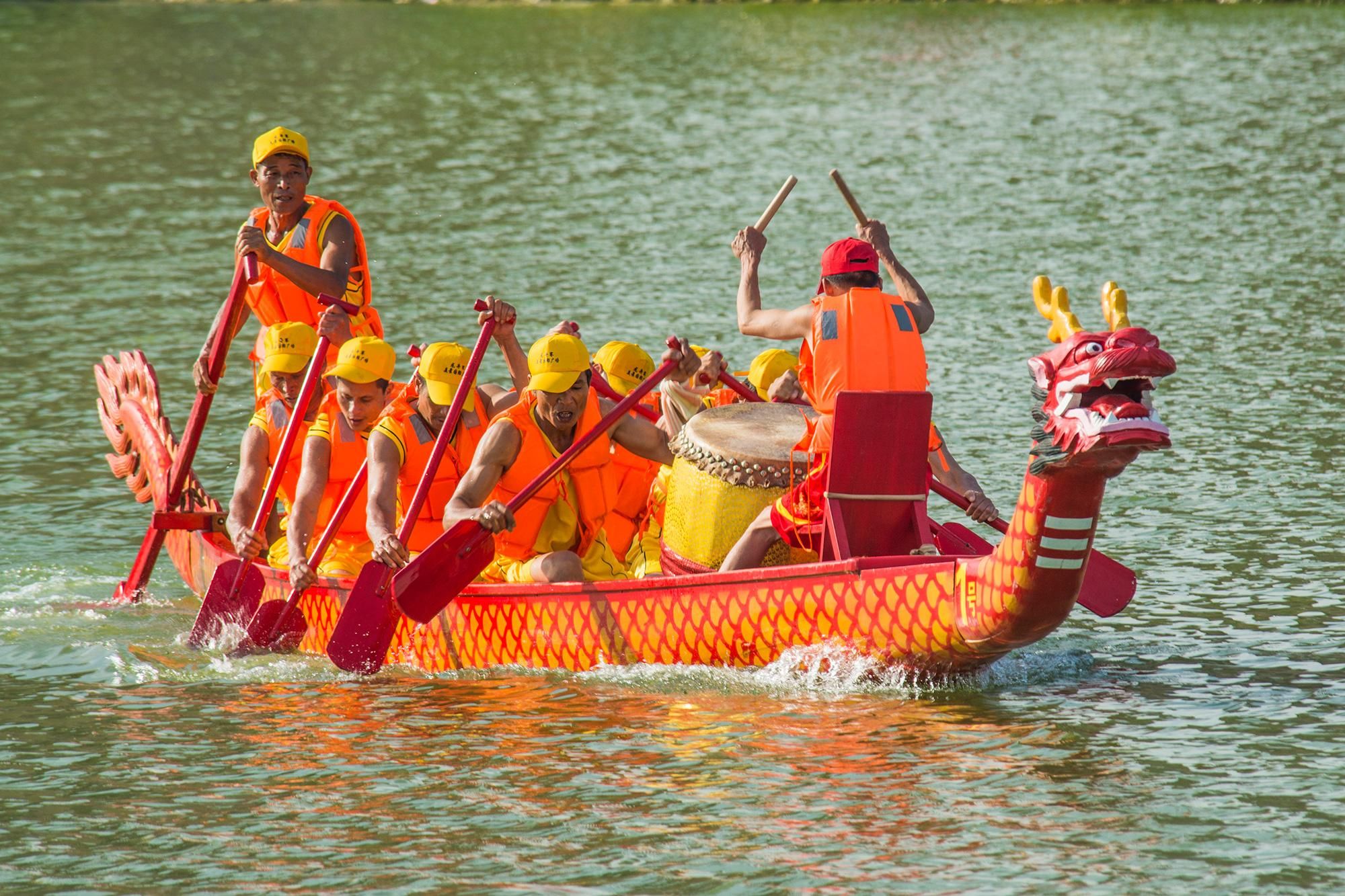 端午节的风俗赛龙舟的由来 赛龙舟为什么是纪念屈原