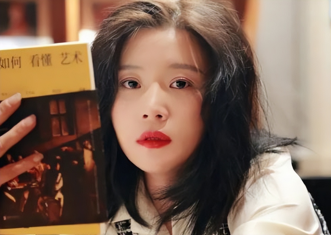 最惨星二代胡琳娜:刚刚满月母亲就离去,如今35岁孤身一人