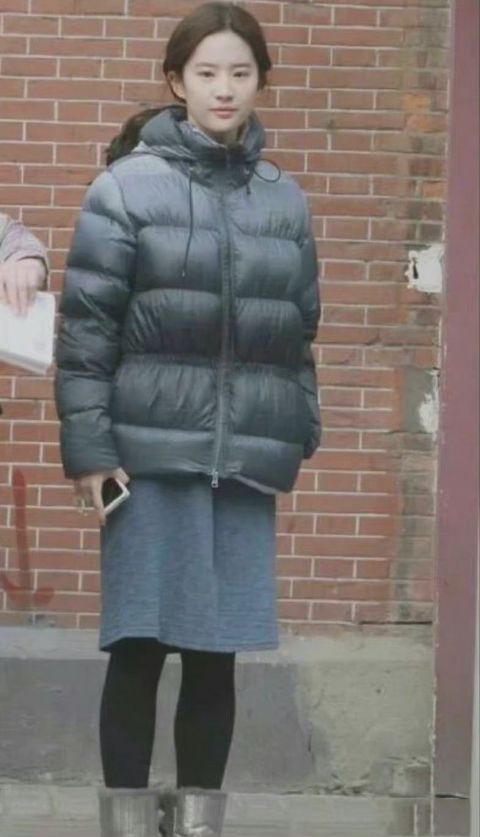 刘亦菲古早羽绒服照片流出  网友:原来时尚的完成度全靠脸