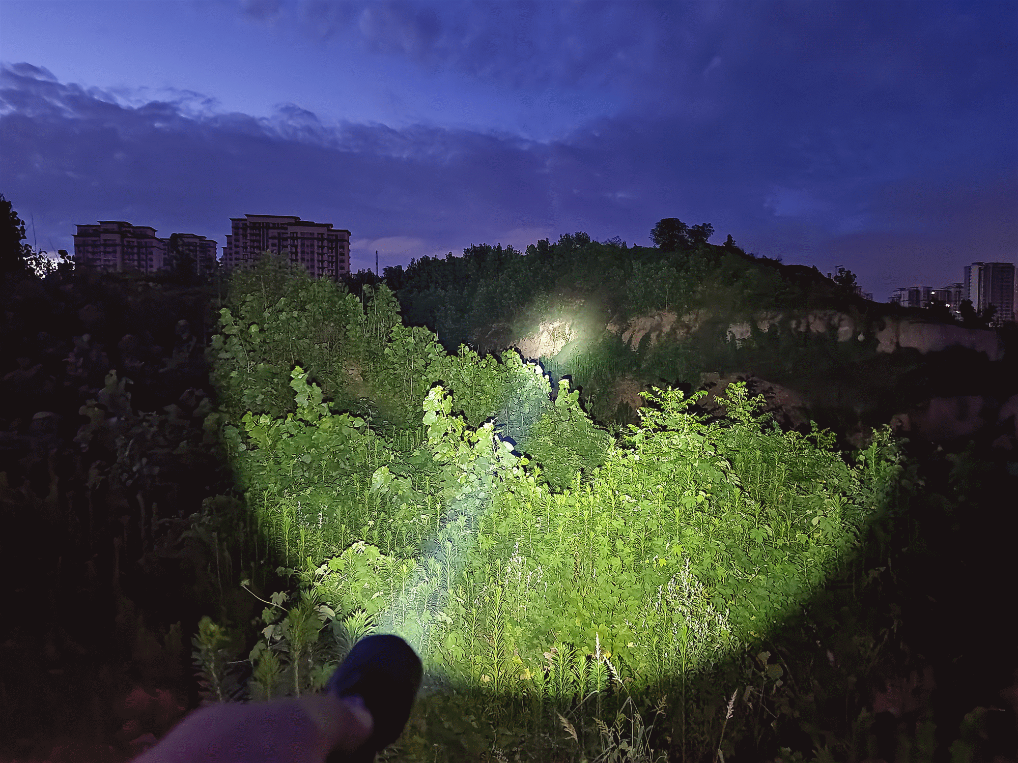 来一组三光源下的不同表现:绿光近三百米的远射能力也是不错的