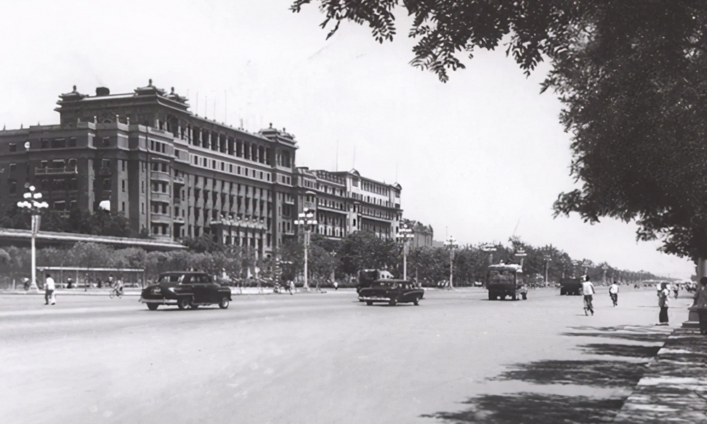 1949年解放军一师长到北京饭店吃饭往柜台一撇叫人抓特务