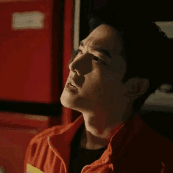 最经典的是杨洋在演牙痛这一场景时,眉头紧锁,左右晃头,表情怪异且