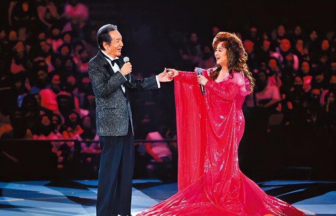 刘德华周润发主动下跪,赌王调侃被回怼,徐小凤因人格魅力横着走