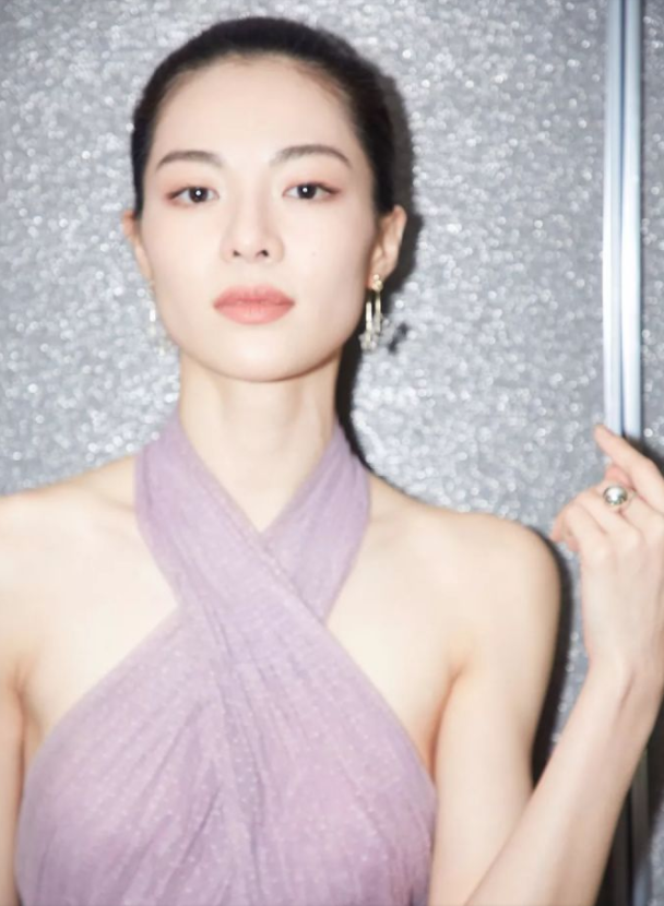那些削骨"一刀切"的明星还好吗?有的已垮掉,小方脸成最后赢家