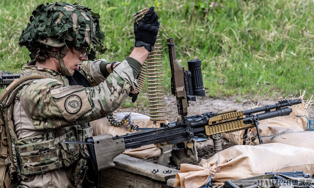 丹麦炮兵实弹射击训练 m60e6机枪火光耀眼 只因枪管实在太短