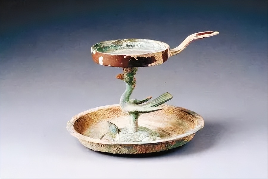 汉代宫廷文物铜行灯在上海惊艳亮相,展示了古代文化的魅力