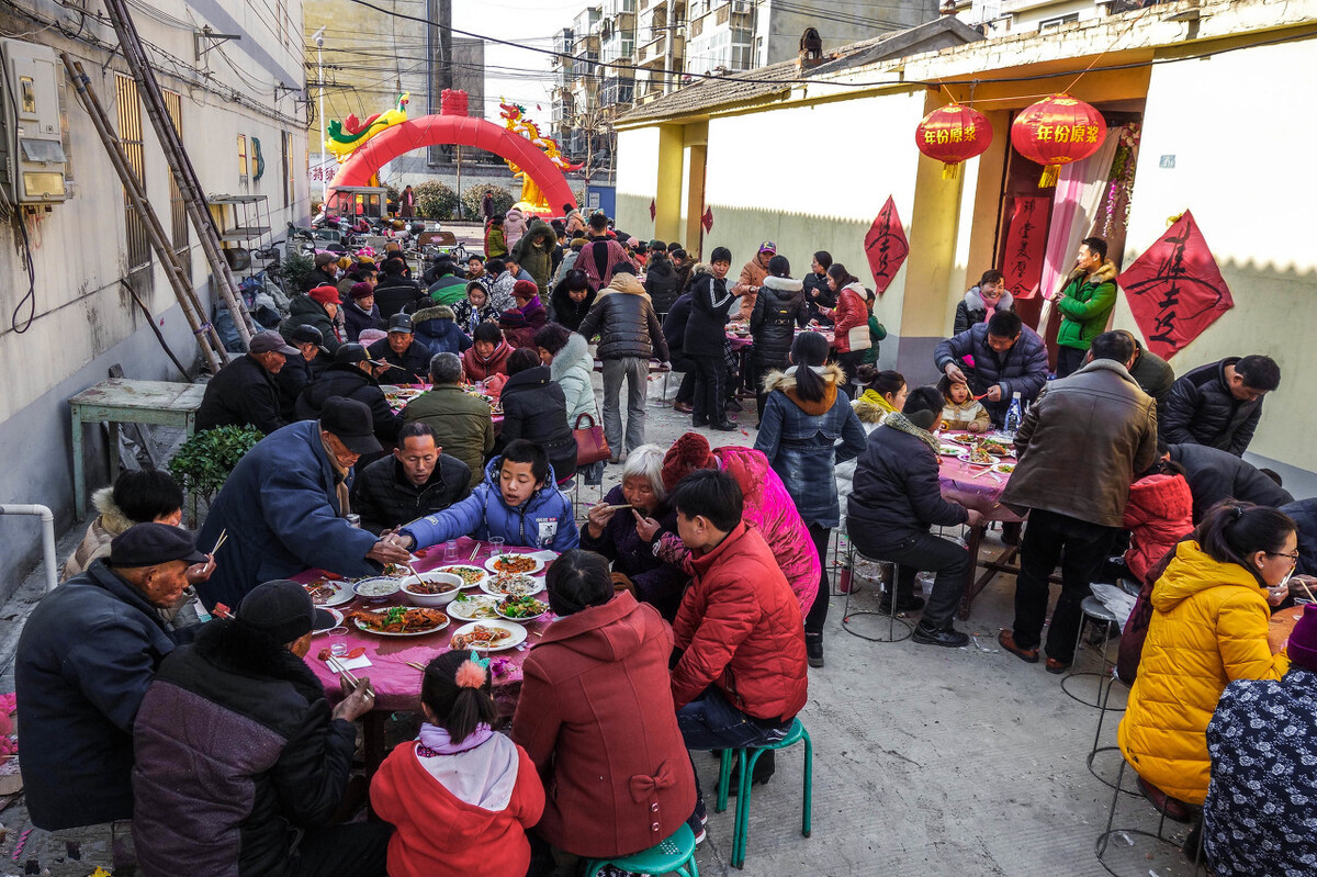 农村办酒席不去酒店,喜欢在自家门口,真的只是为了省钱吗?