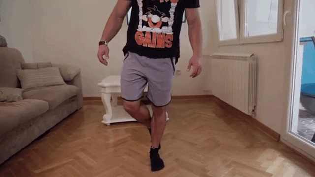 动作四:原地跳跃