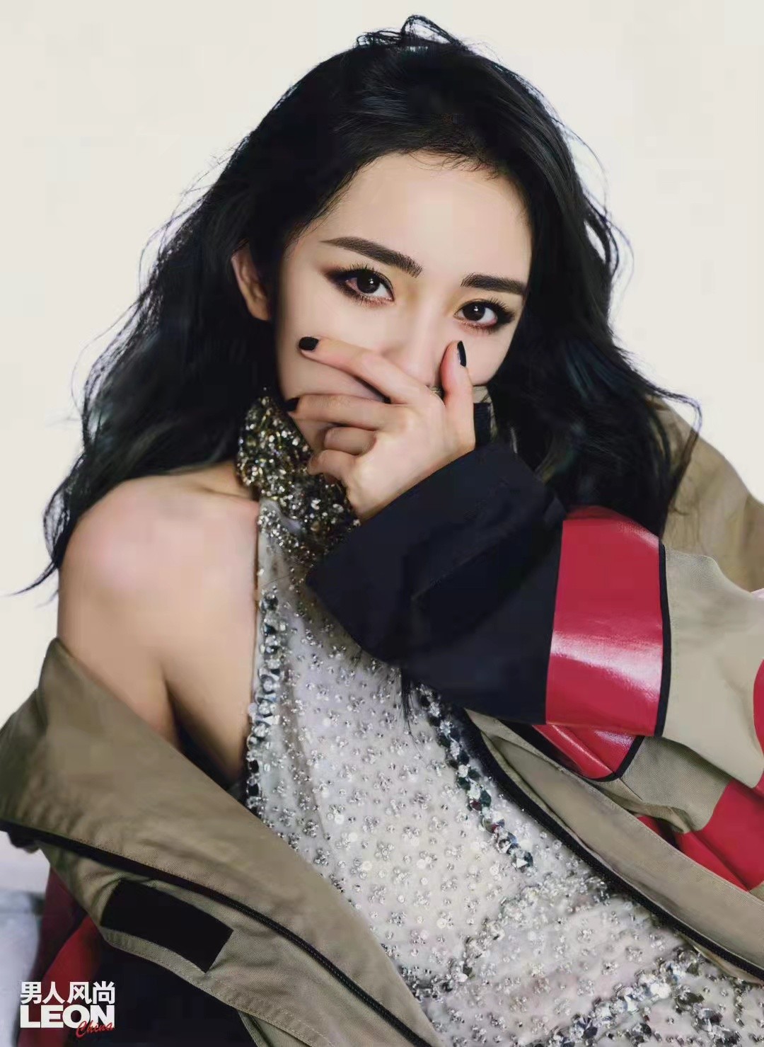 杨幂虎年烟熏妆火出圈,新大片薄纱叠穿碎钻内衣太大胆,身材超辣