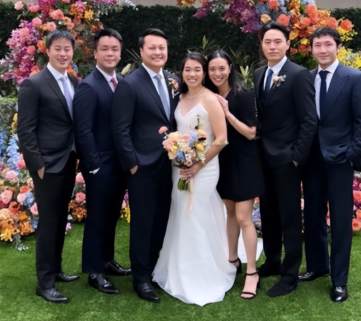 李兆基已数年没露面,连郭得胜家族办喜事都缺席,退市时已需人扶