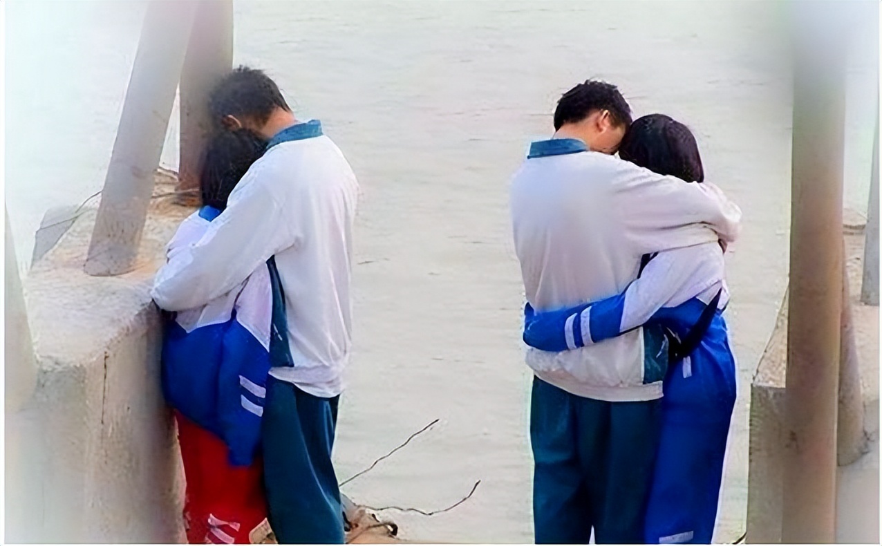 初中生当街做出格行为,旁若无人撒狗粮,无知的孩子果然不一般