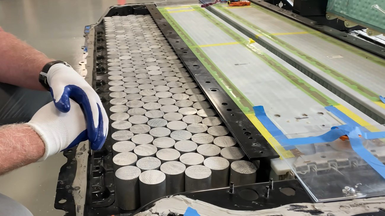 真自信!特斯拉电池行驶32万公里仅损耗10%,网友表示怀疑