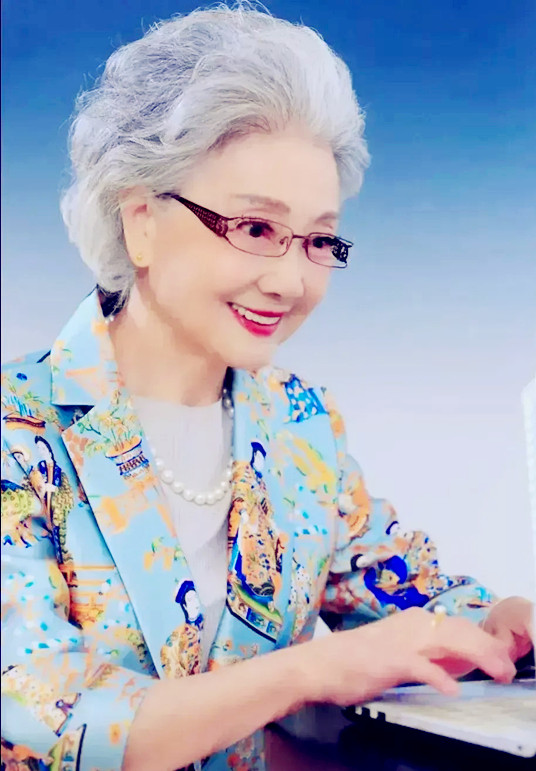 92岁时尚奶奶盛瑞玲,满头银发气色好,穿戴精致不服老,老年楷模