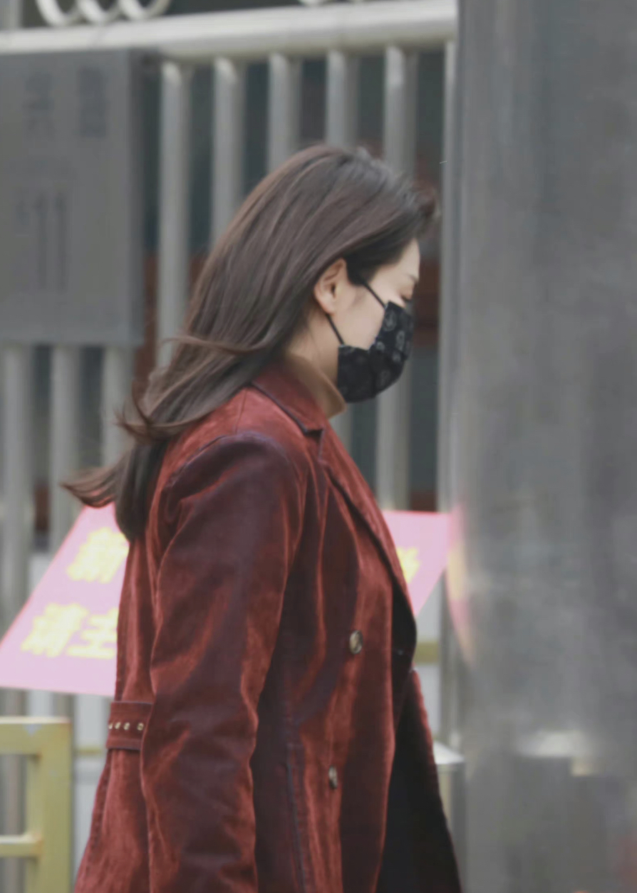 刘涛戴口罩上班,穿丝绒大衣配阔腿裤,终于明白气质比长相重要
