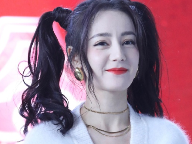热巴王源春晚发布会同框,热巴高马尾似少女,王源又瘦又矮反差大