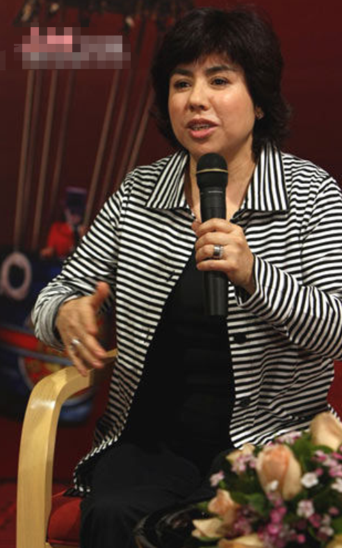 知名歌手迪里拜尔:26岁成名,中年丈夫离世,晚年回母校当老师