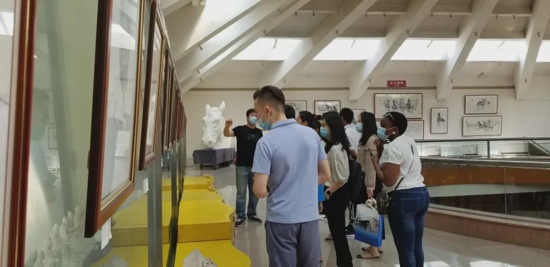 首都体育学院留学生到金台艺术馆实践体育与文化和体育与艺术之课