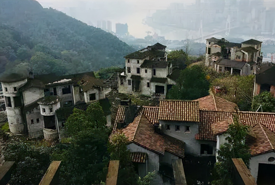 重庆"恐怖"的烂尾楼:曾经的高档别墅区,现成为"探险"之地!