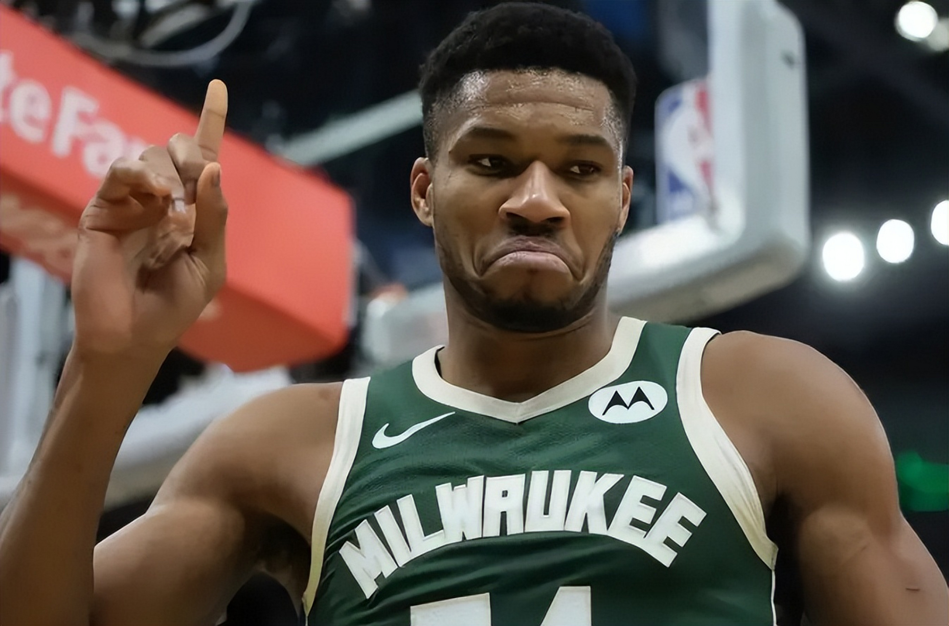 雄鹿「字母哥」阿德托昆博在主场以140比126击败步行者的比赛中,轰下