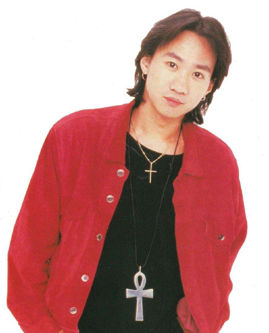 她是黄家驹的未婚妻,定情戒指戴30年未摘,如今53岁为爱终身未嫁