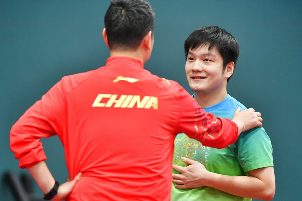 直通赛强强对话,樊振东3-1大胜周启豪,小组第一出线锁定4强席位