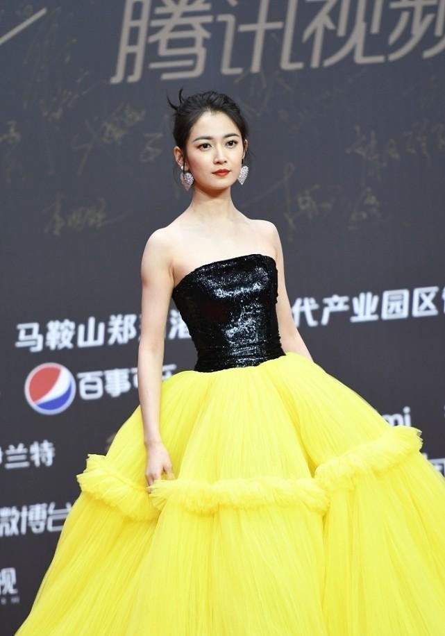 现在女明星都喜欢练肌肉吗,陈钰琪穿礼服,露出二头肌不比男人差