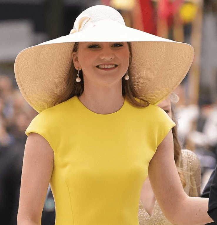 21岁比利时公主惊艳国庆仪式!黄裙配大檐帽,比西班牙公主美