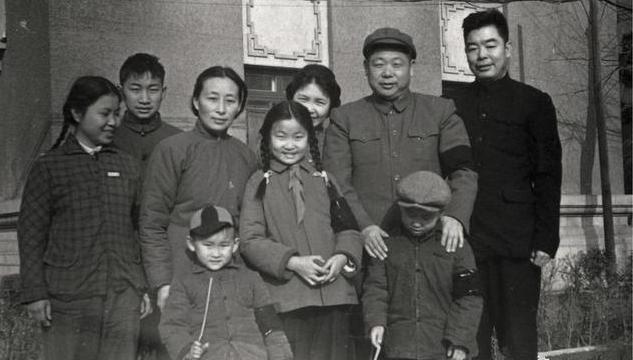 红二代陈再方,毕业于北京大学,原军兵种装备部部长,现状如何?